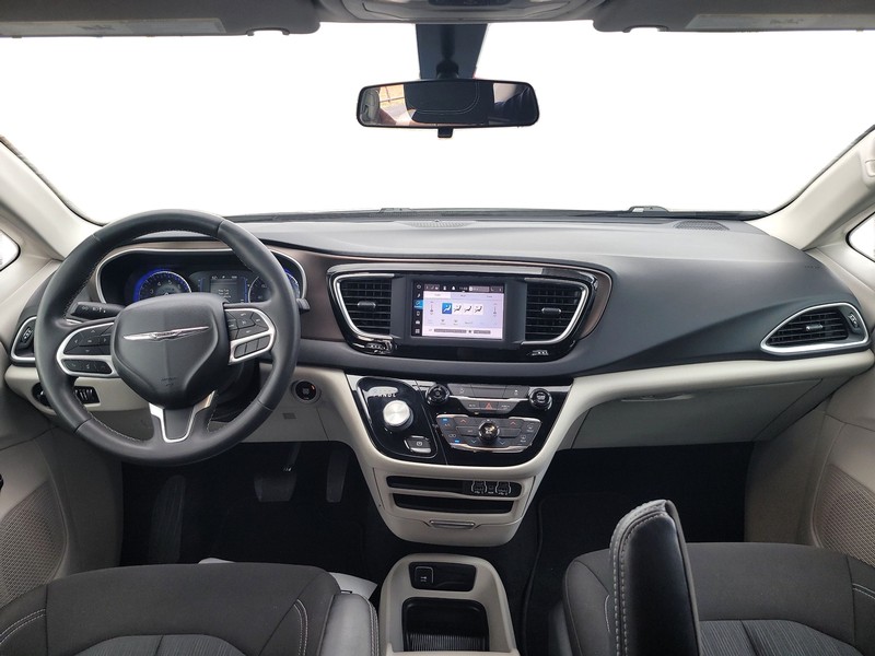 Chrysler Voyager Vehicle Full-screen Gallery Image 16