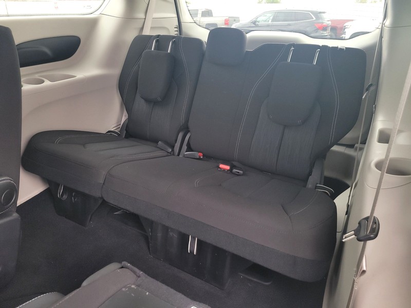 Chrysler Voyager Vehicle Full-screen Gallery Image 18