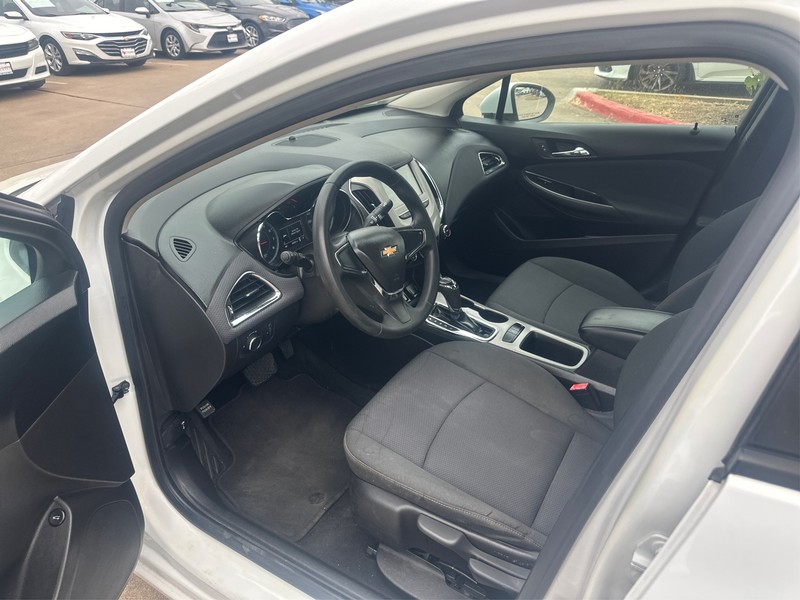 Chevrolet Cruze Vehicle Full-screen Gallery Image 9