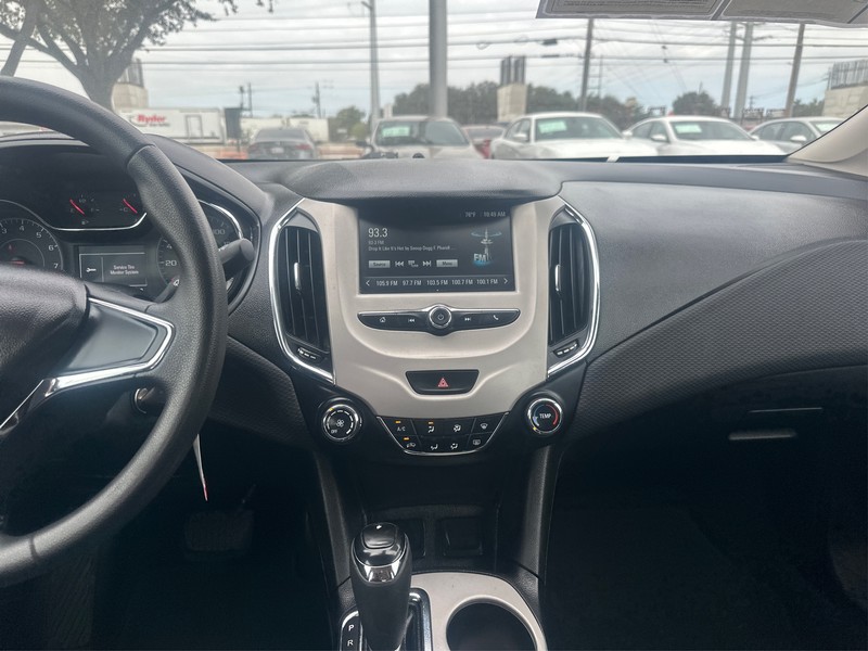 Chevrolet Cruze Vehicle Full-screen Gallery Image 12