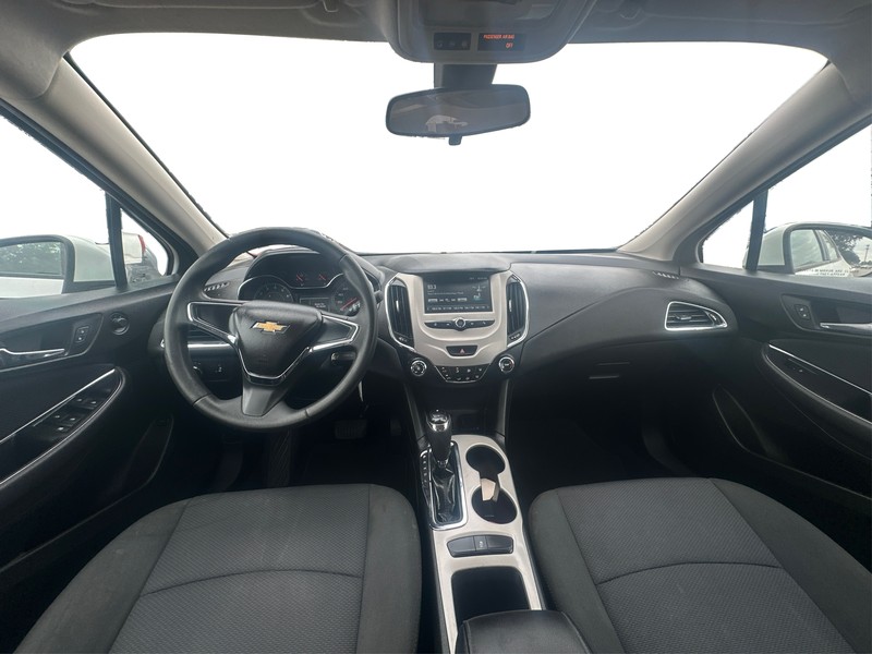 Chevrolet Cruze Vehicle Full-screen Gallery Image 16