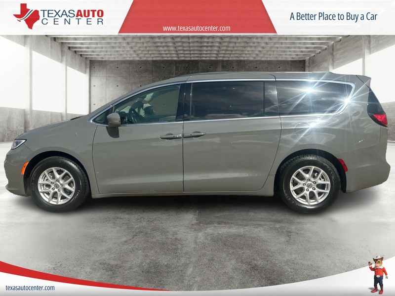 Chrysler Pacifica Vehicle Full-screen Gallery Image 05