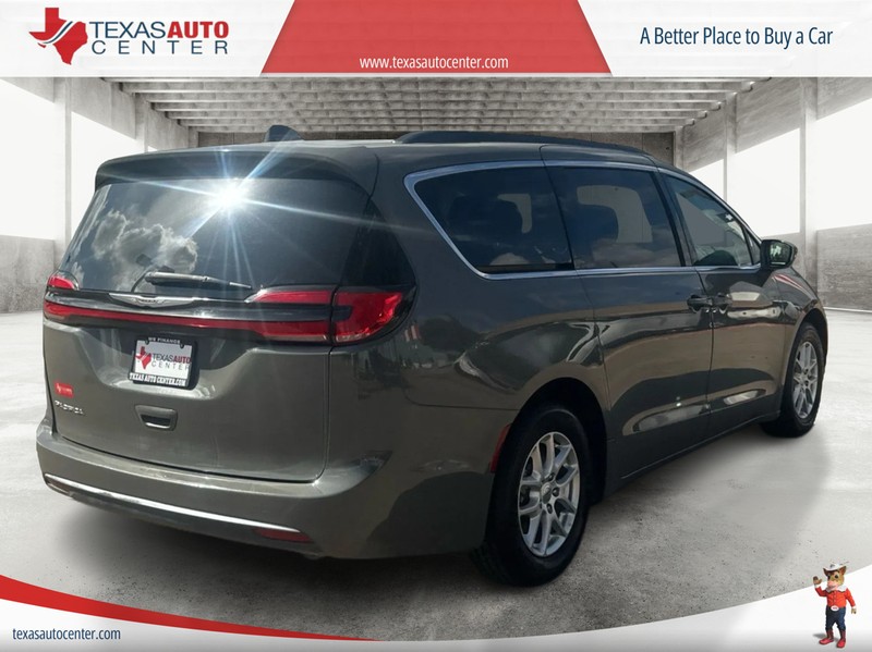 Chrysler Pacifica Vehicle Full-screen Gallery Image 07