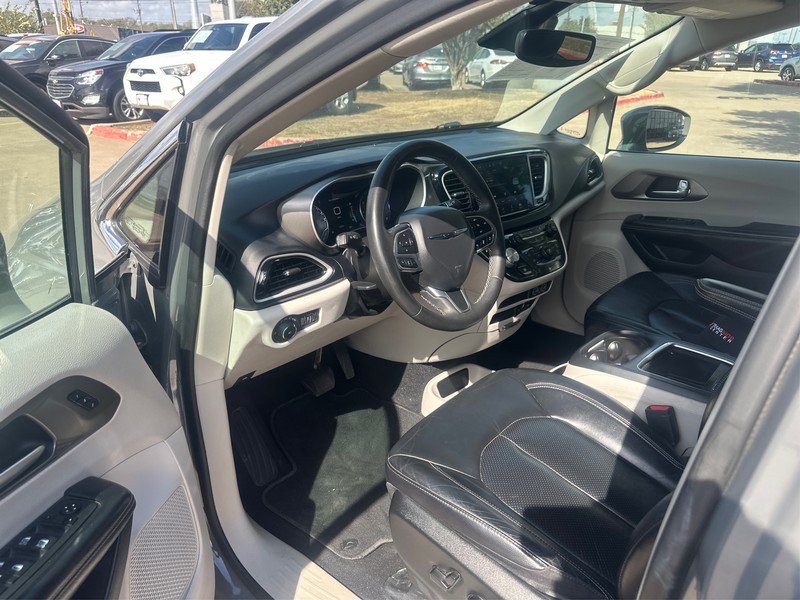 Chrysler Pacifica Vehicle Full-screen Gallery Image 09