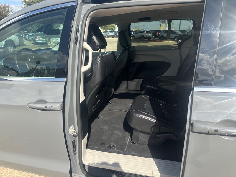 Chrysler Pacifica Vehicle Full-screen Gallery Image 10