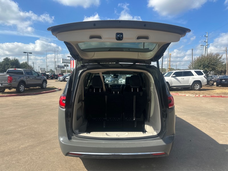 Chrysler Pacifica Vehicle Full-screen Gallery Image 11