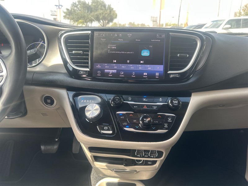 Chrysler Pacifica Vehicle Full-screen Gallery Image 12