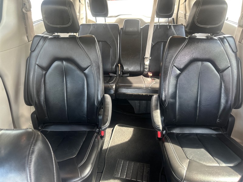 Chrysler Pacifica Vehicle Full-screen Gallery Image 13