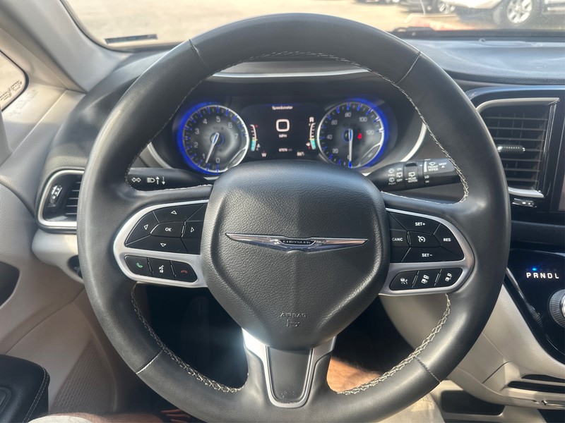 Chrysler Pacifica Vehicle Full-screen Gallery Image 14