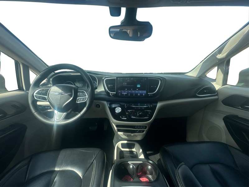 Chrysler Pacifica Vehicle Full-screen Gallery Image 16