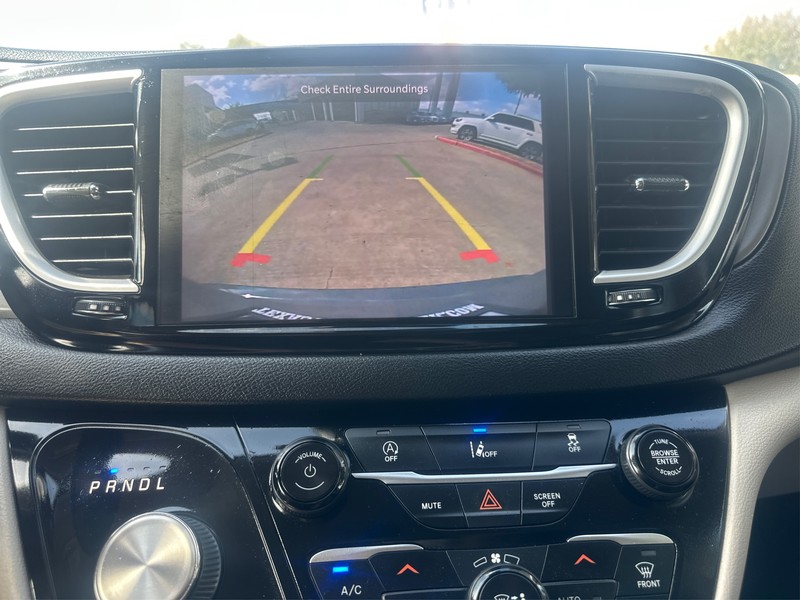 Chrysler Pacifica Vehicle Full-screen Gallery Image 17