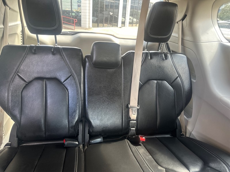 Chrysler Pacifica Vehicle Full-screen Gallery Image 18