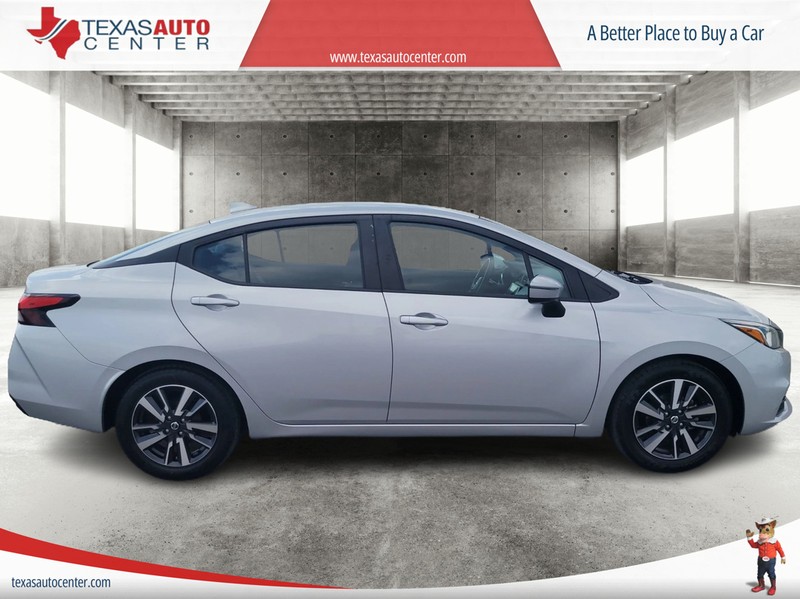 Nissan Versa Vehicle Full-screen Gallery Image 4