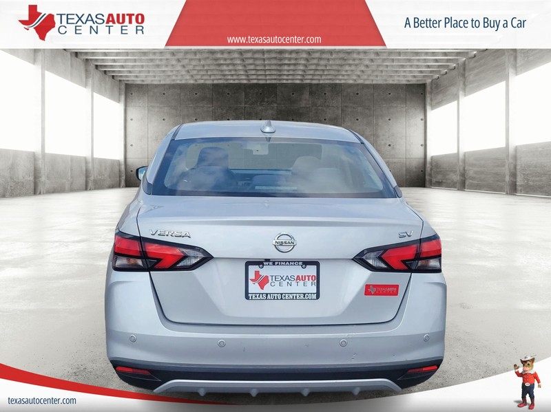 Nissan Versa Vehicle Full-screen Gallery Image 6