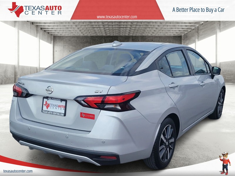 Nissan Versa Vehicle Full-screen Gallery Image 7