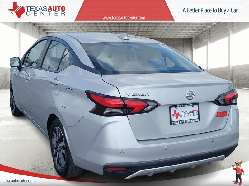 Nissan Versa Vehicle Full-screen Gallery Image 8