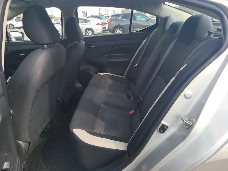 Nissan Versa Vehicle Full-screen Gallery Image 10