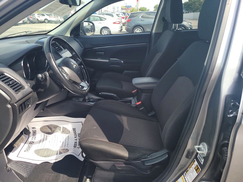 Mitsubishi Outlander Sport Vehicle Full-screen Gallery Image 08