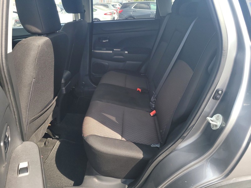 Mitsubishi Outlander Sport Vehicle Full-screen Gallery Image 09