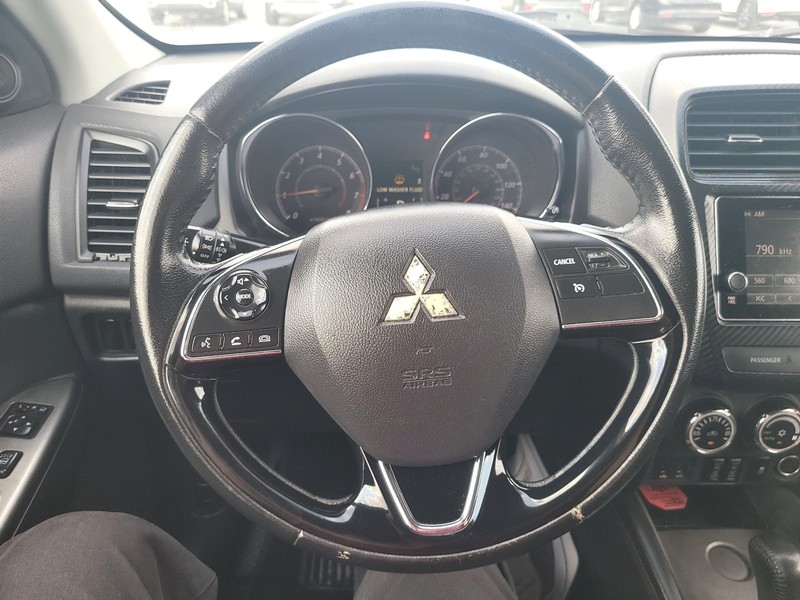 Mitsubishi Outlander Sport Vehicle Full-screen Gallery Image 13