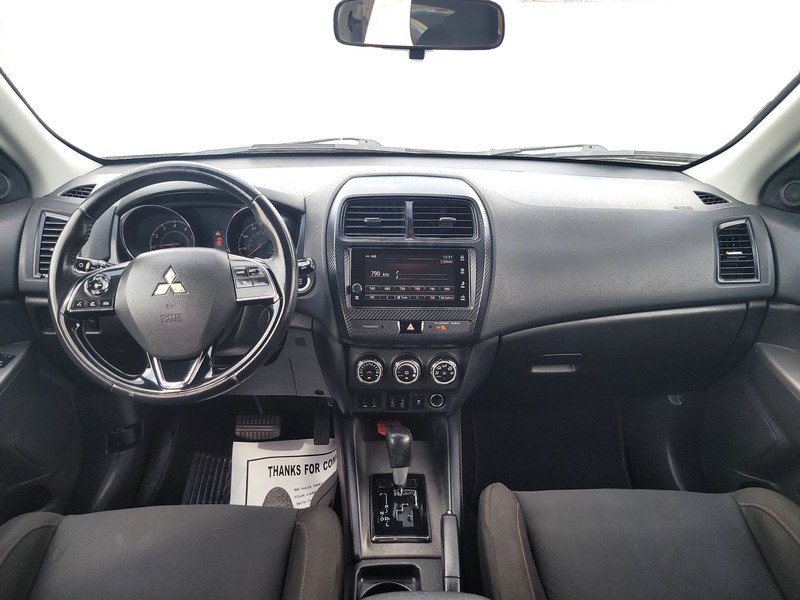 Mitsubishi Outlander Sport Vehicle Full-screen Gallery Image 15