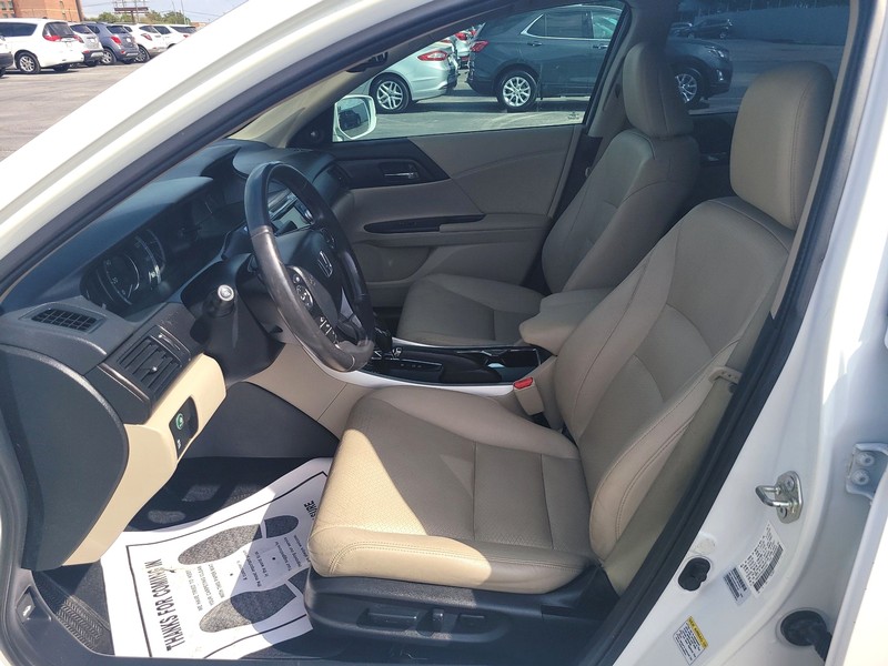 Honda Accord Sedan Vehicle Full-screen Gallery Image 8