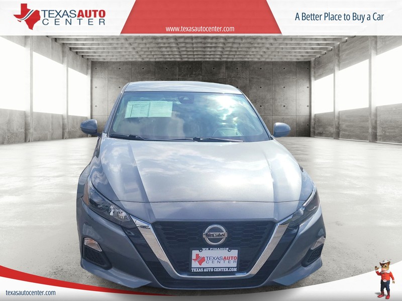 Nissan Altima Vehicle Full-screen Gallery Image 3