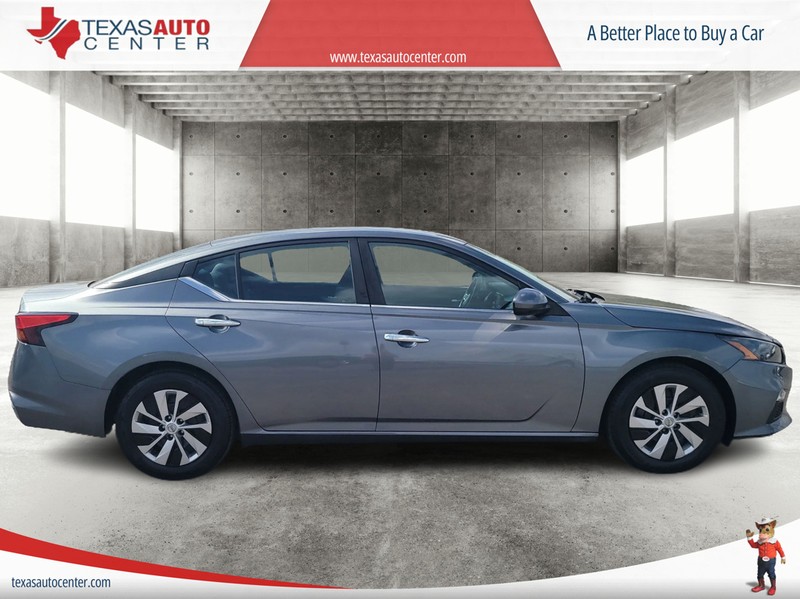 Nissan Altima Vehicle Full-screen Gallery Image 4