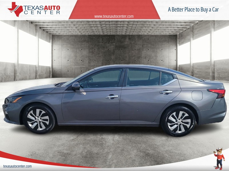 Nissan Altima Vehicle Full-screen Gallery Image 5
