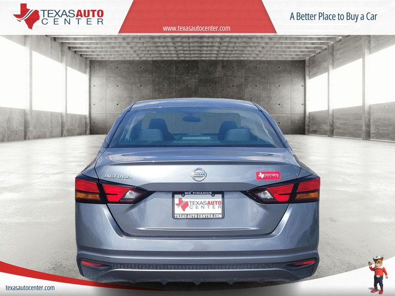 Nissan Altima Vehicle Full-screen Gallery Image 6