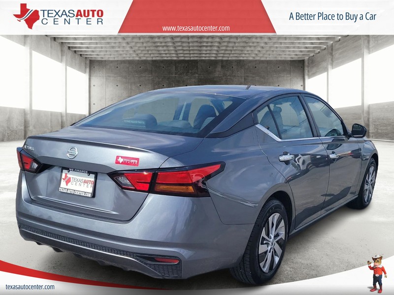 Nissan Altima Vehicle Full-screen Gallery Image 7