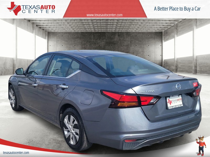 Nissan Altima Vehicle Full-screen Gallery Image 8