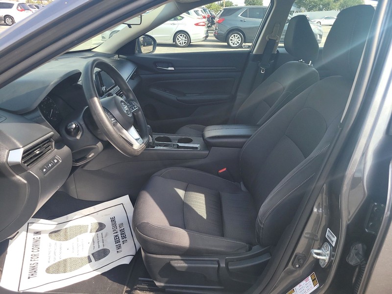 Nissan Altima Vehicle Full-screen Gallery Image 9