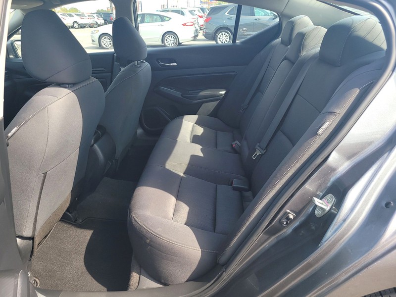 Nissan Altima Vehicle Full-screen Gallery Image 10