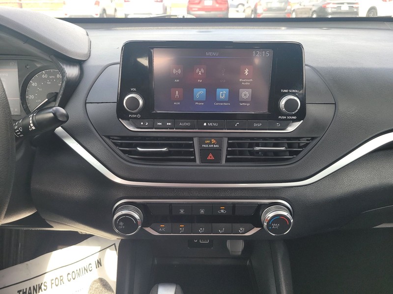 Nissan Altima Vehicle Full-screen Gallery Image 11