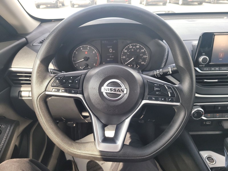 Nissan Altima Vehicle Full-screen Gallery Image 13