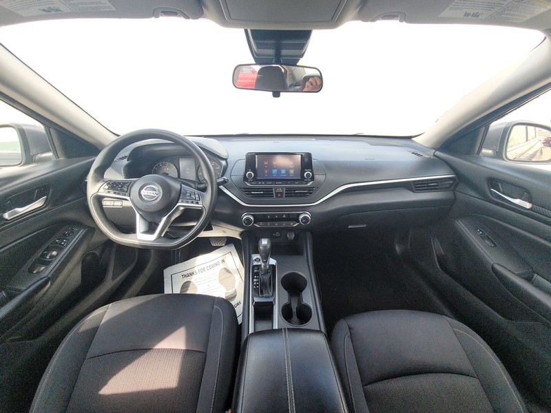 Nissan Altima Vehicle Full-screen Gallery Image 14