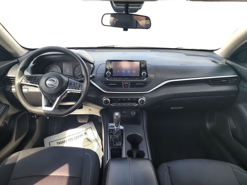 Nissan Altima Vehicle Full-screen Gallery Image 15