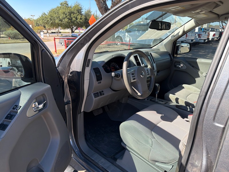 Nissan Frontier Vehicle Full-screen Gallery Image 9