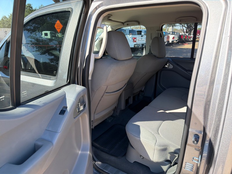 Nissan Frontier Vehicle Full-screen Gallery Image 10