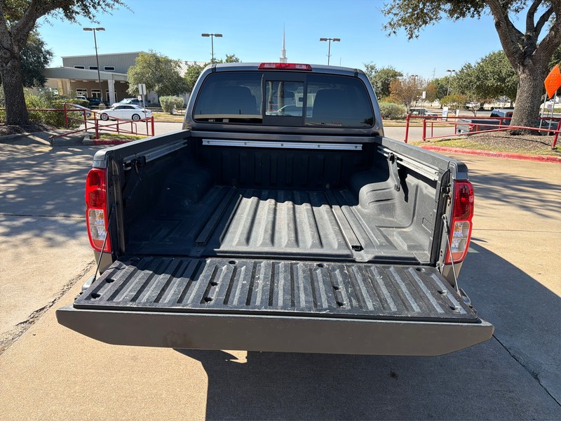 Nissan Frontier Vehicle Full-screen Gallery Image 11