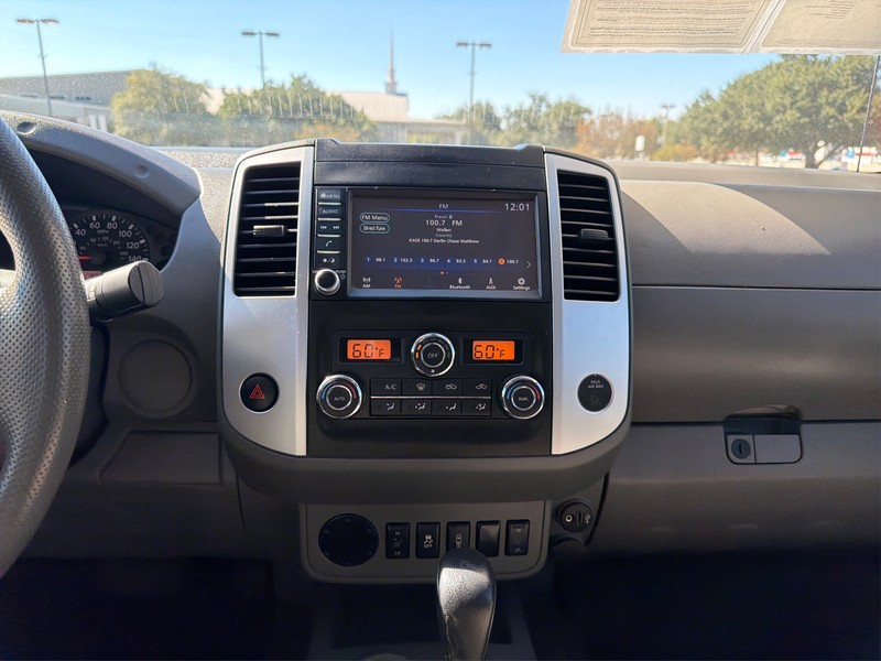 Nissan Frontier Vehicle Full-screen Gallery Image 12