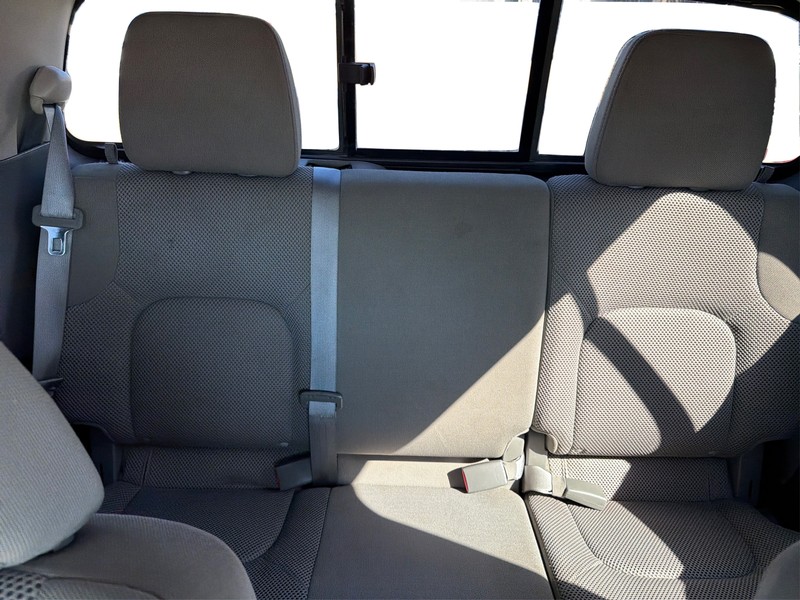 Nissan Frontier Vehicle Full-screen Gallery Image 13