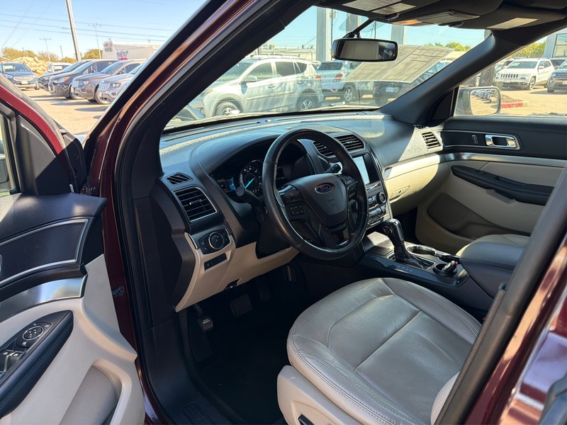 Ford Explorer Vehicle Full-screen Gallery Image 09