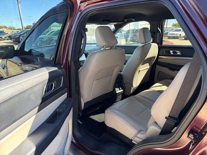 Ford Explorer Vehicle Full-screen Gallery Image 10