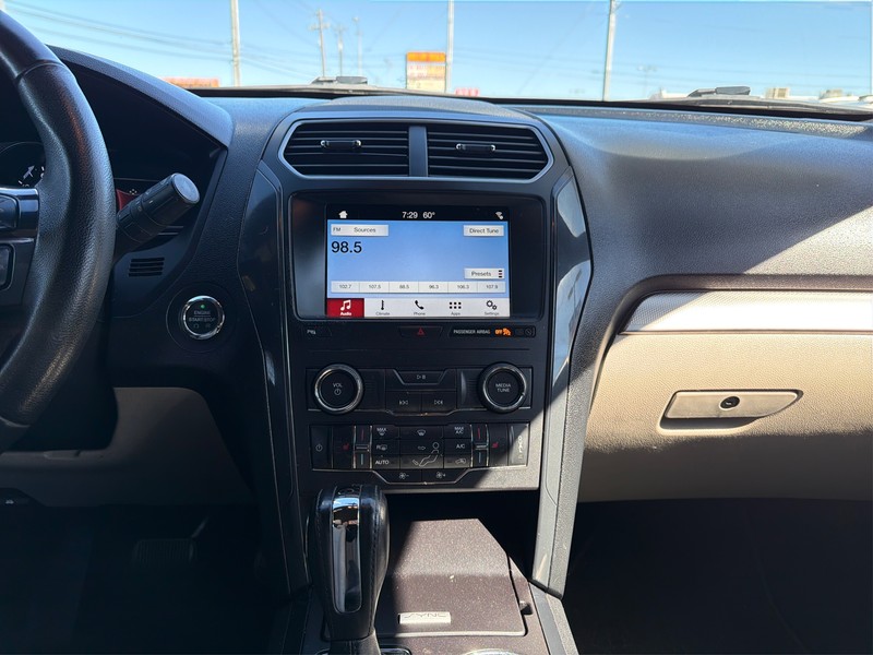 Ford Explorer Vehicle Full-screen Gallery Image 12