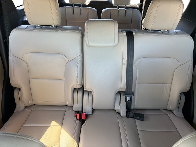 Ford Explorer Vehicle Full-screen Gallery Image 13