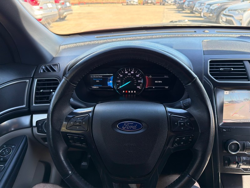 Ford Explorer Vehicle Full-screen Gallery Image 14