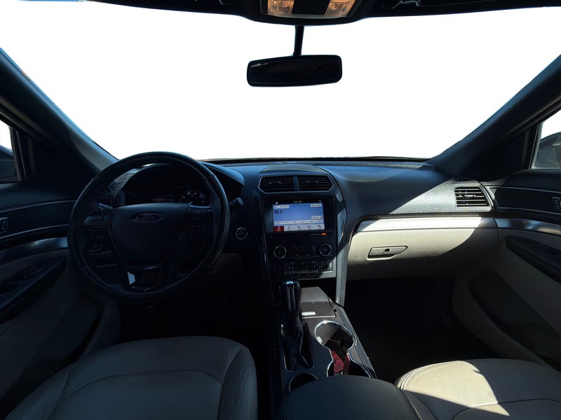 Ford Explorer Vehicle Full-screen Gallery Image 15