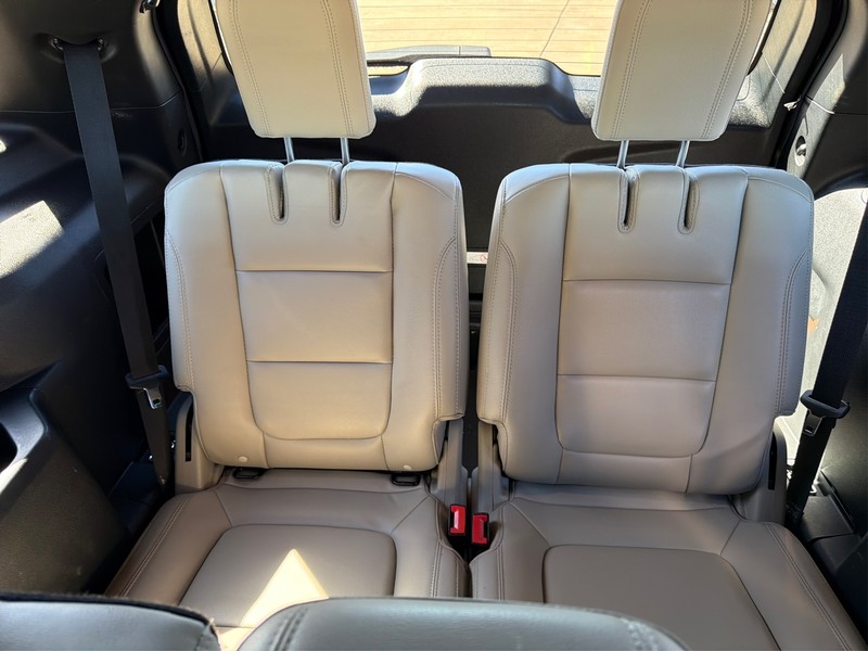 Ford Explorer Vehicle Full-screen Gallery Image 18